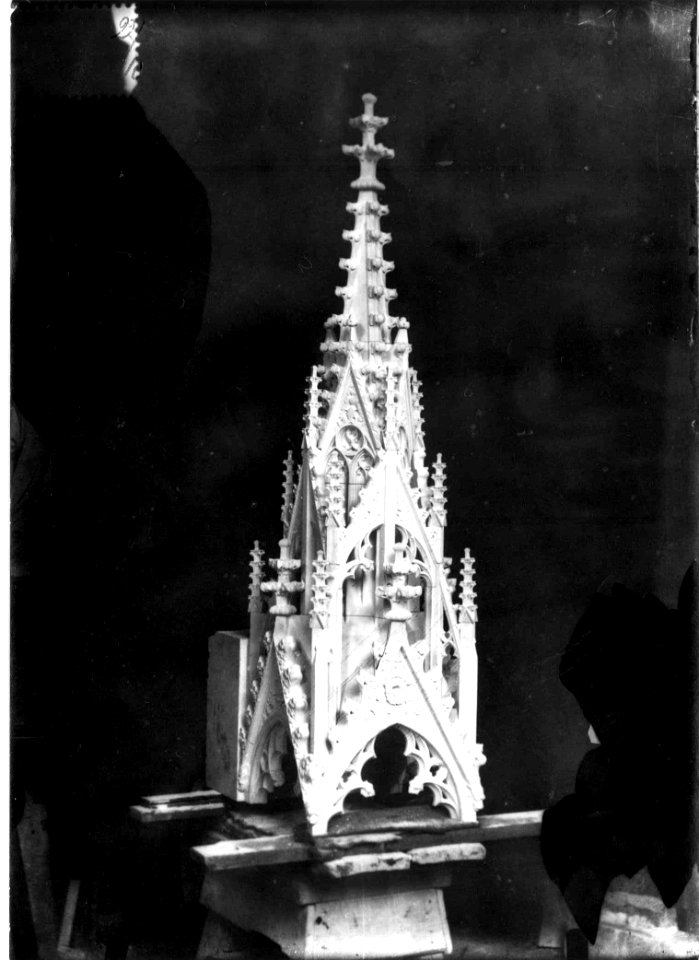 Photograph of a sculpted baldachin Cuypershuis 0689c (10)
