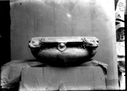 Photograph of a sculpted vessel Cuypershuis 0686 (108)