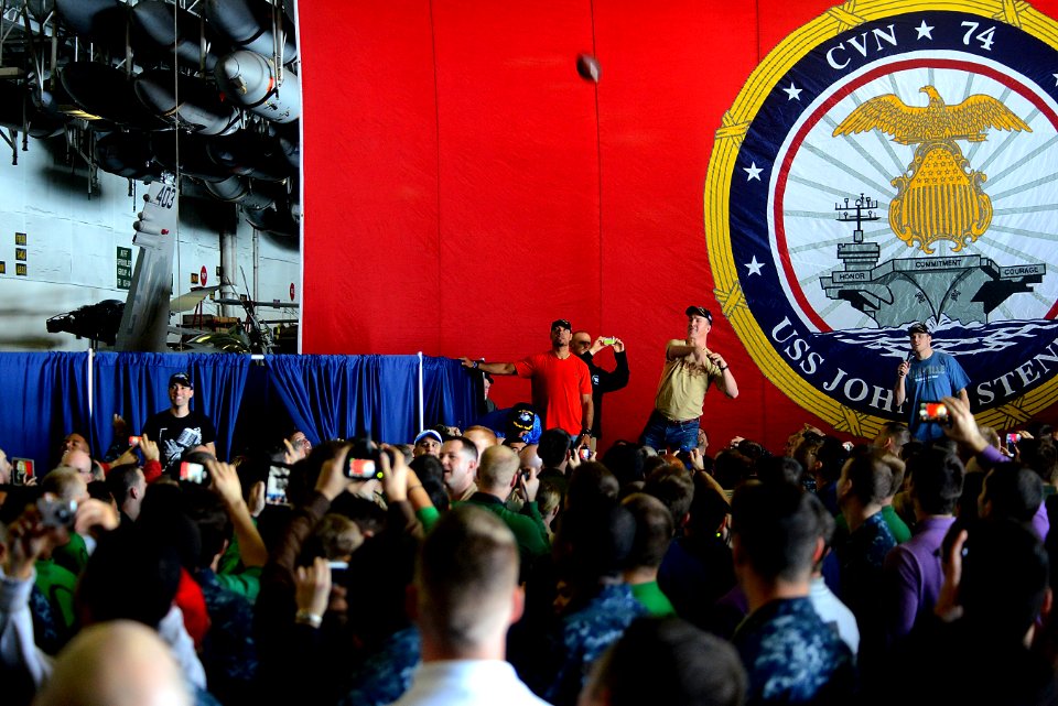 Peyton Manning talks with Sailors. (8531828398)