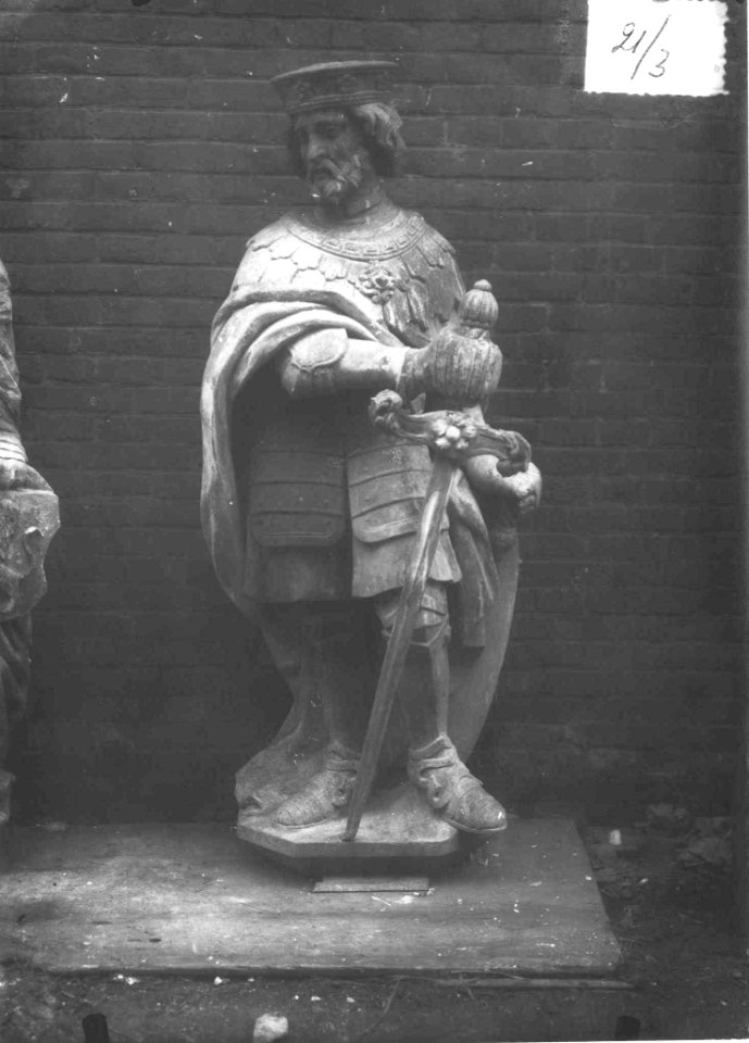 Photograph of a statue of a count of Holland Cuypershuis 0689b (03)