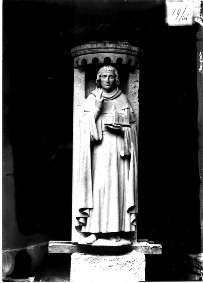 Photograph of a statue of a founder of a church Cuypershuis 0686 (115)