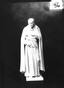 Photograph of a statue of a priest saint Cuypershuis 0688d (09)