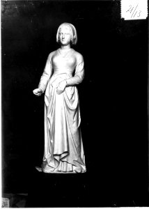 Photograph of a statue of a woman Cuypershuis 0689b (13)