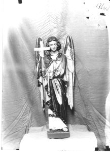 Photograph of a statue of an angel with a crucifix Cuypershuis 0688a (048)