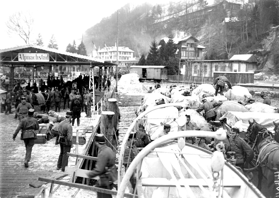 Pferde und Fuhrwerke auf einem Dampfer des Vierwaldstättersees - CH-BAR - 3240371