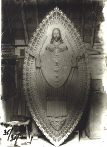 Photograph of a statue of the Sacred Heart of Jesus surrounded by rays of light Cuypershuis 0687c (006)