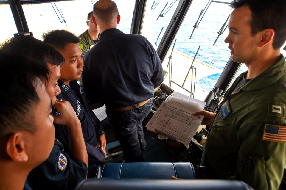 Philippine navy officers tour USS Peleliu 141002-N-NZ935-045