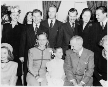 Photograph of actress Margaret O'Brien sitting between President Truman and Margaret Truman at the White House, as... - NARA - 199342