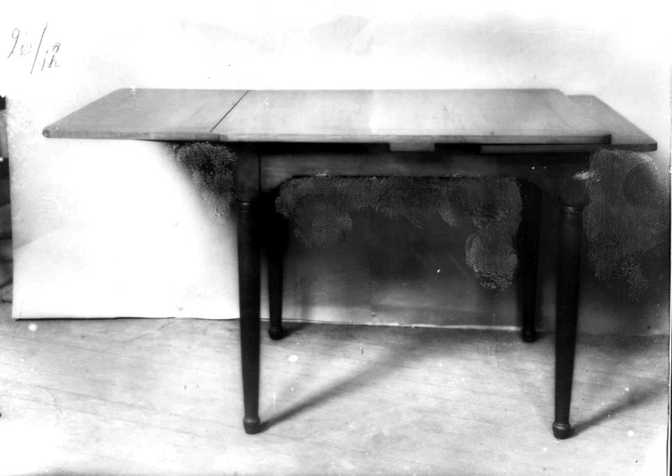 Photograph of an extension table Cuypershuis 0689a (12)