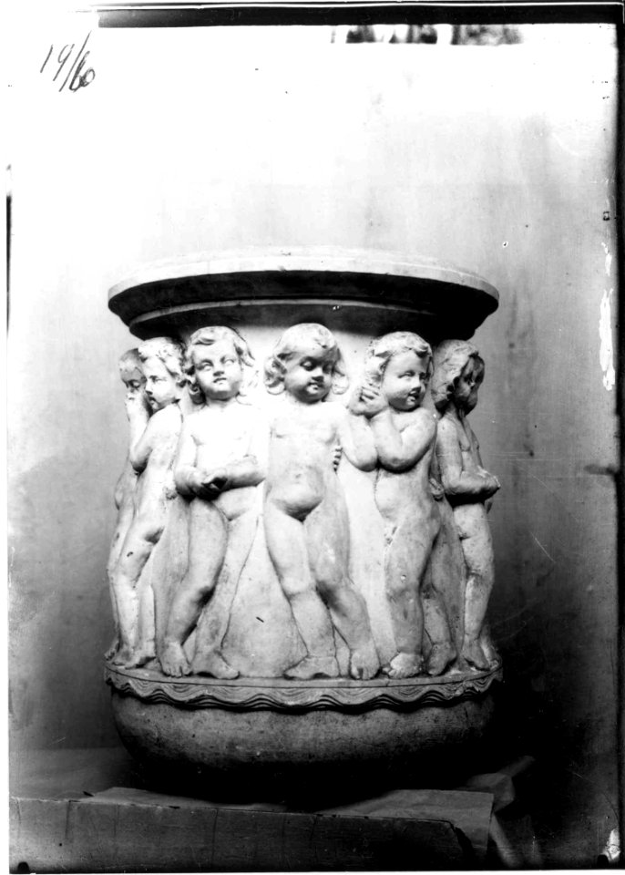 Photograph of a garden vase with Putti Cuypershuis 0686 (110)