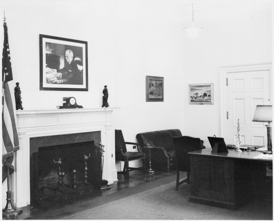 Photograph of an office in the White House - NARA - 199447