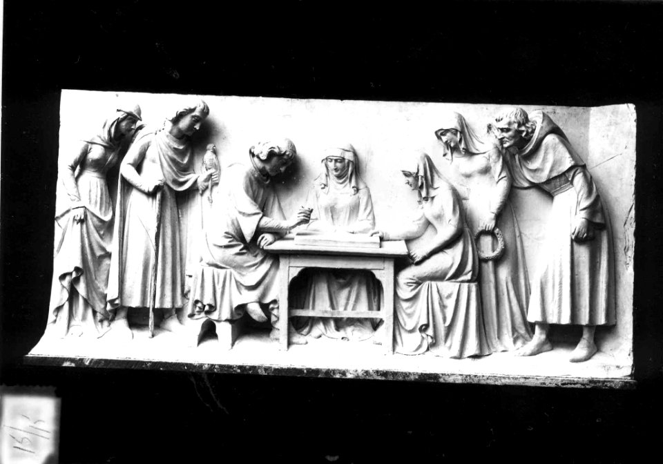 Photograph of a relief with a medieval scene with a game of chess Cuypershuis 0688c (14)
