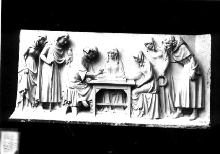 Photograph of a relief with a medieval scene with a game of chess Cuypershuis 0688c (14)