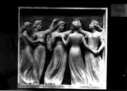 Photograph of a relief with five women Cuypershuis 0686 (059)