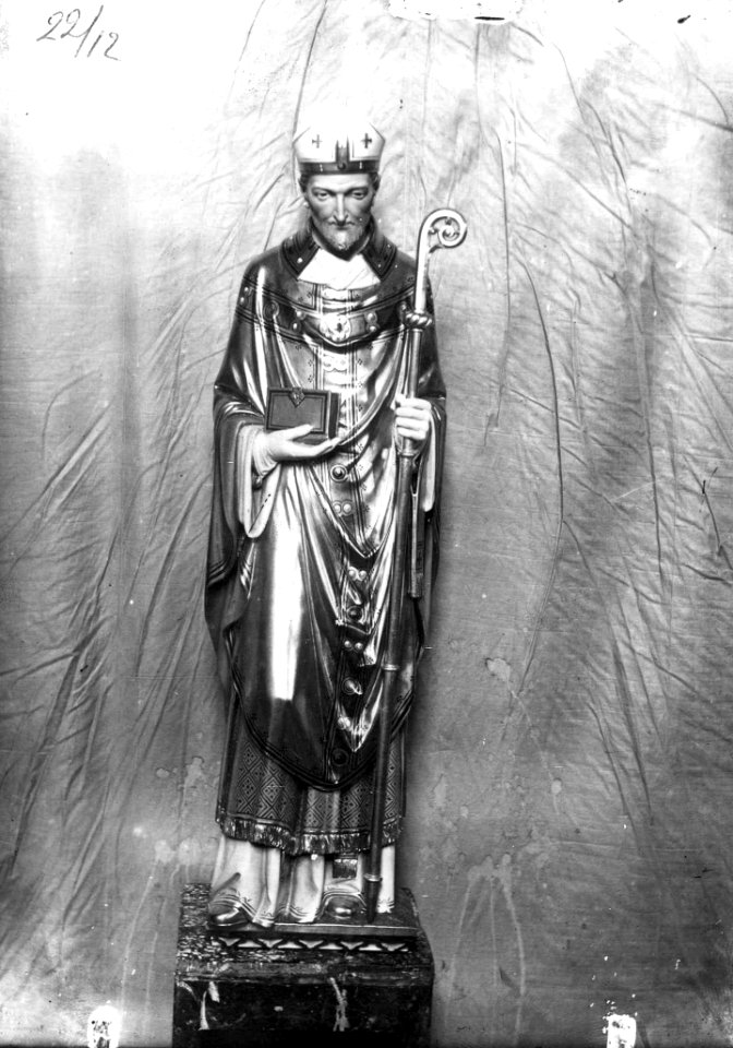 Photograph of a statue of a bishop saint Cuypershuis 0689c (12)