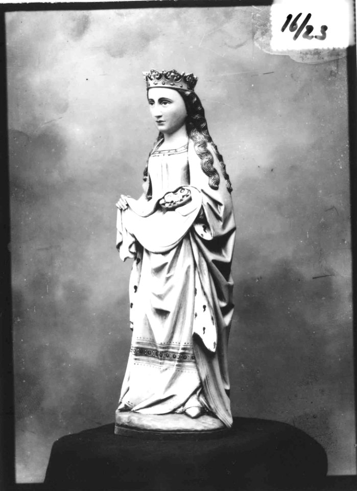 Photograph of a statue of a female saint Cuypershuis 0688d (22)