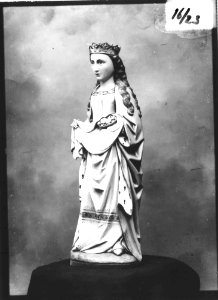 Photograph of a statue of a female saint Cuypershuis 0688d (22)