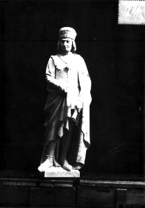Photograph of a statue of a man Cuypershuis 0686 (041)