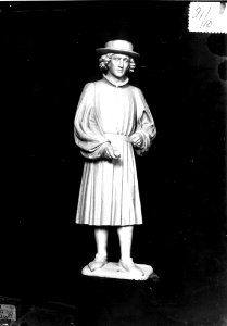 Photograph of a statue of a man Cuypershuis 0689b (10)