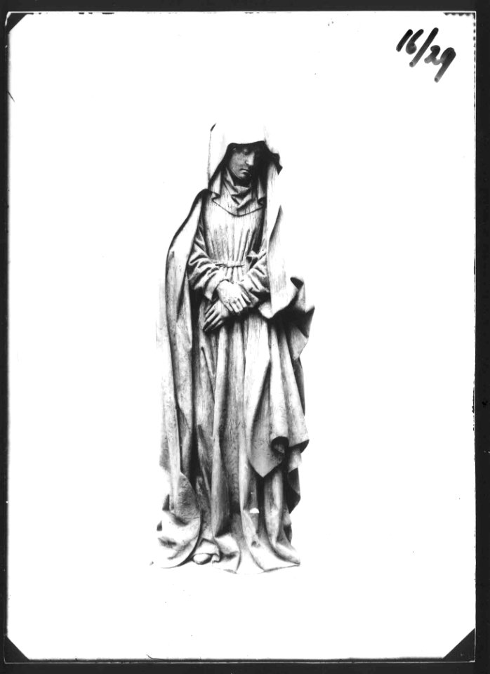 Photograph of a statue of a woman Cuypershuis 0688d (26)
