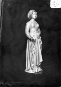 Photograph of a statue of a woman Cuypershuis 0689b (15)