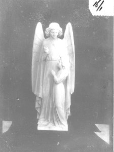 Photograph of a statue of and angel with a child Cuypershuis 0688d (01)