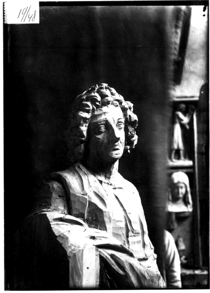 Photograph of an unfinished statue of a man Cuypershuis 0686 (100)