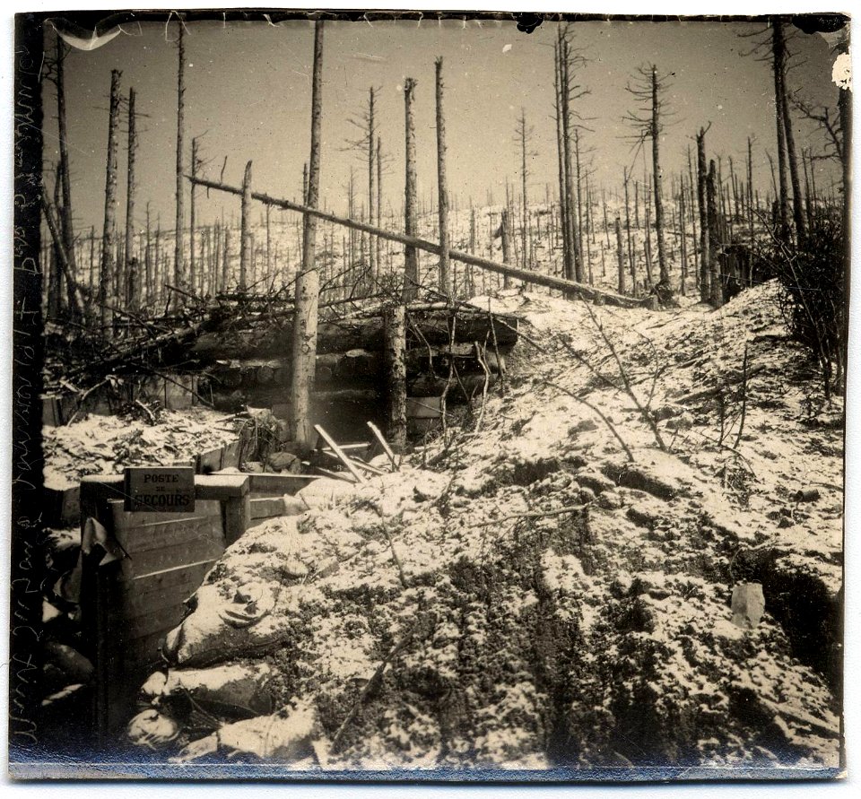 Photo lunaire. Poste de secours. Au fond à droite le sommet du Schratz - Fonds Berthelé - 49Fi1751