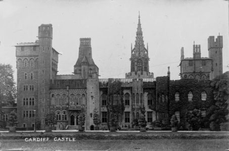 Photograph of Cardiff Castle (4785945) photo