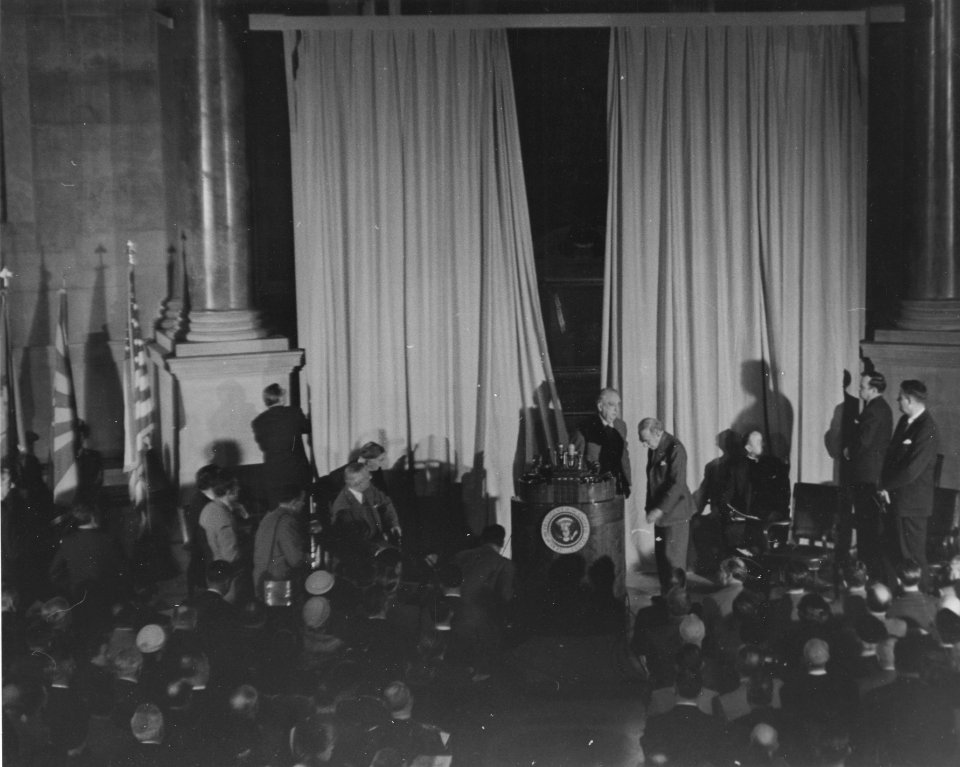 Photograph of Dr. Wayne C. Grover, Archivist of the United States, and Dr. Luther Evans, Librarian of Congress, Unveiling the Shrine (35283001256)