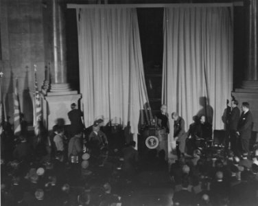 Photograph of Dr. Wayne C. Grover, Archivist of the United States, and Dr. Luther Evans, Librarian of Congress, Unveiling the Shrine (35283001256)