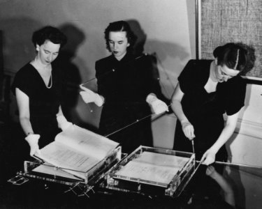 Photograph of National Archives Personnel Working on Installation of Documents on the Freedom Train (18462092594)
