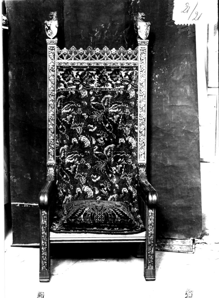 Photograph of one of the side thrones for the Ridderzaal Cuypershuis 0689b (21)