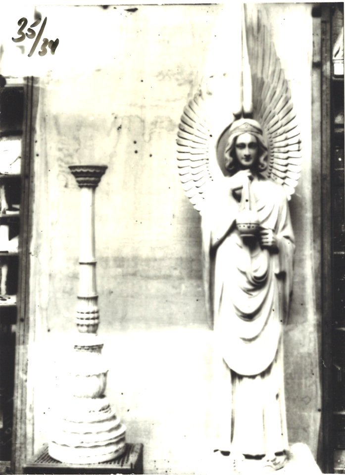 Photograph of a candlestick and a statue of an angel Cuypershuis 0687c (004)