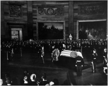 Photograph of President Lyndon B. Johnson placing a wreath before the flag-draped casket of President John F.... - NARA - 200442