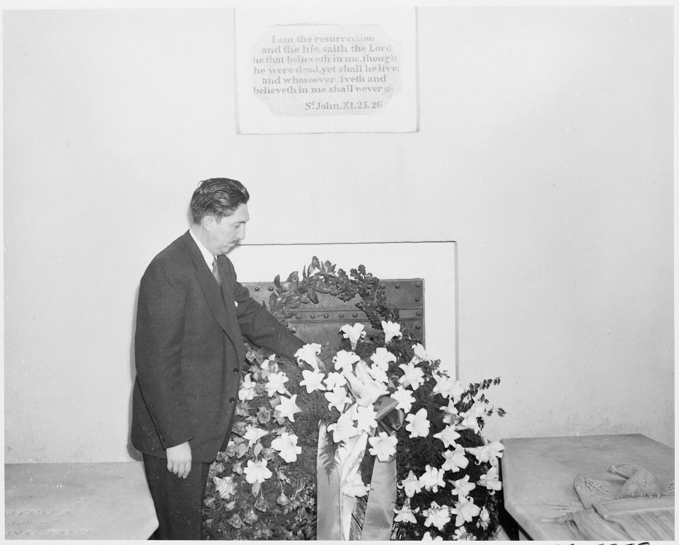 Photograph of President Miguel Aleman of Mexico laying a wreath at the tomb of George Washington at Mount Vernon. - NARA - 199544