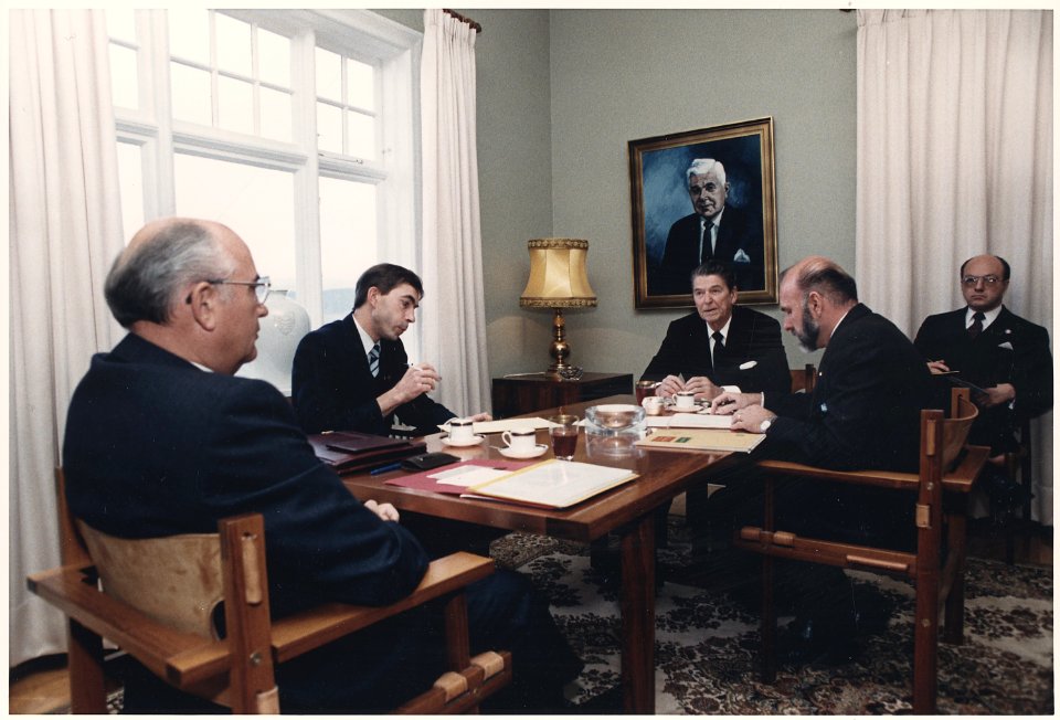 Photograph of President Reagan and General Secretary Gorbachev meeting at Hofdi House during the Reykjavik Summit - NARA - 198577