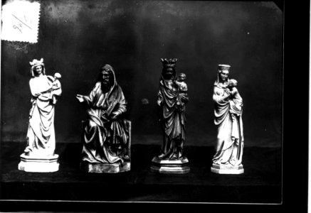 Photograph of four figurines Cuypershuis 0689a (05)