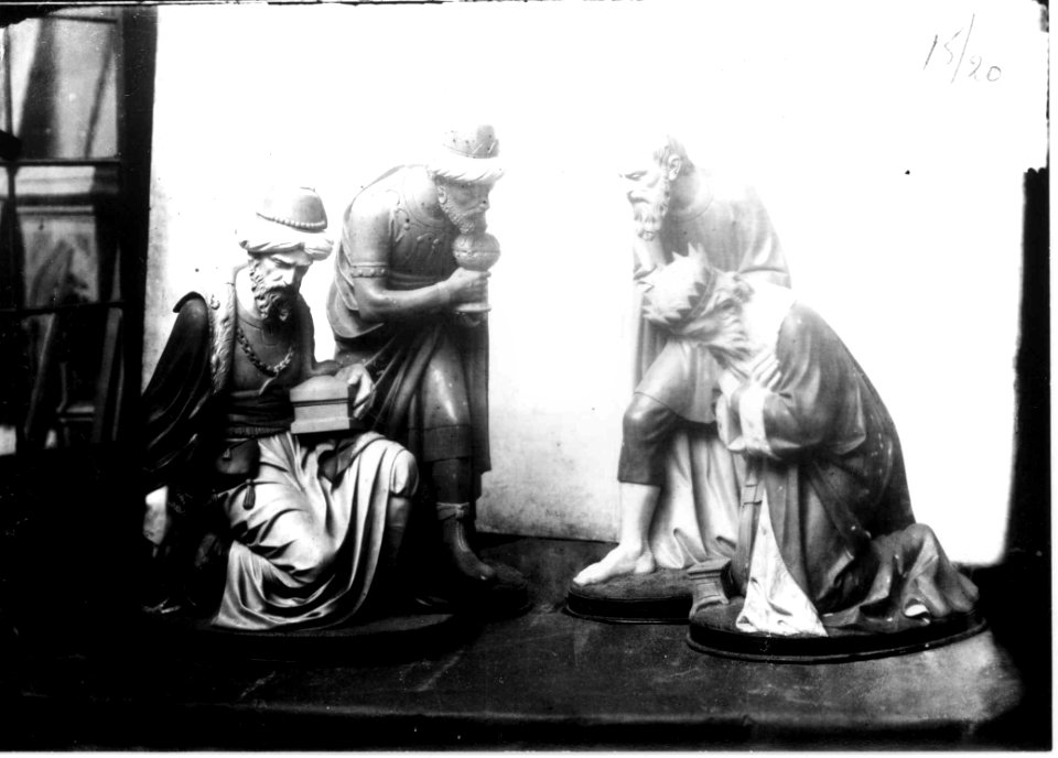 Photograph of four sculptures from a nativity scene Cuypershuis 0688c (19)