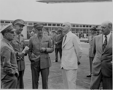Photograph of General Dwight D. Eisenhower and several unidentified persons at the airport in Washington. - NARA - 199131