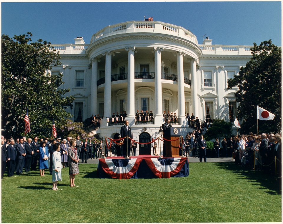 Photograph of President Reagan making remarks at the White House State Visit of Japanese Prime Minister Nakasone... - NARA - 198583