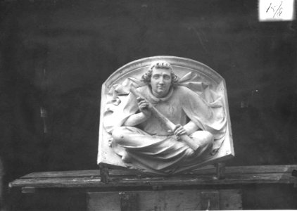 Photograph of a plaster cast of a corbel from the Kasteel de Haar Cuypershuis 0688c (07)