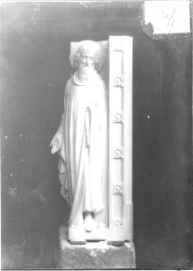 Photograph of a sculpture of a male saint Cuypershuis 0689a (01)