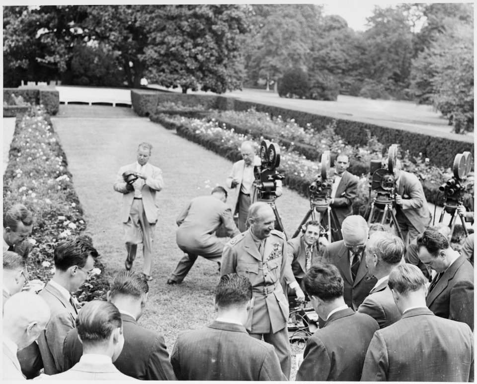 Photograph of President Truman and Field Marshal Viscount Montgomery of Alamein (Bernard Montgomery), Chief of the... - NARA - 199422