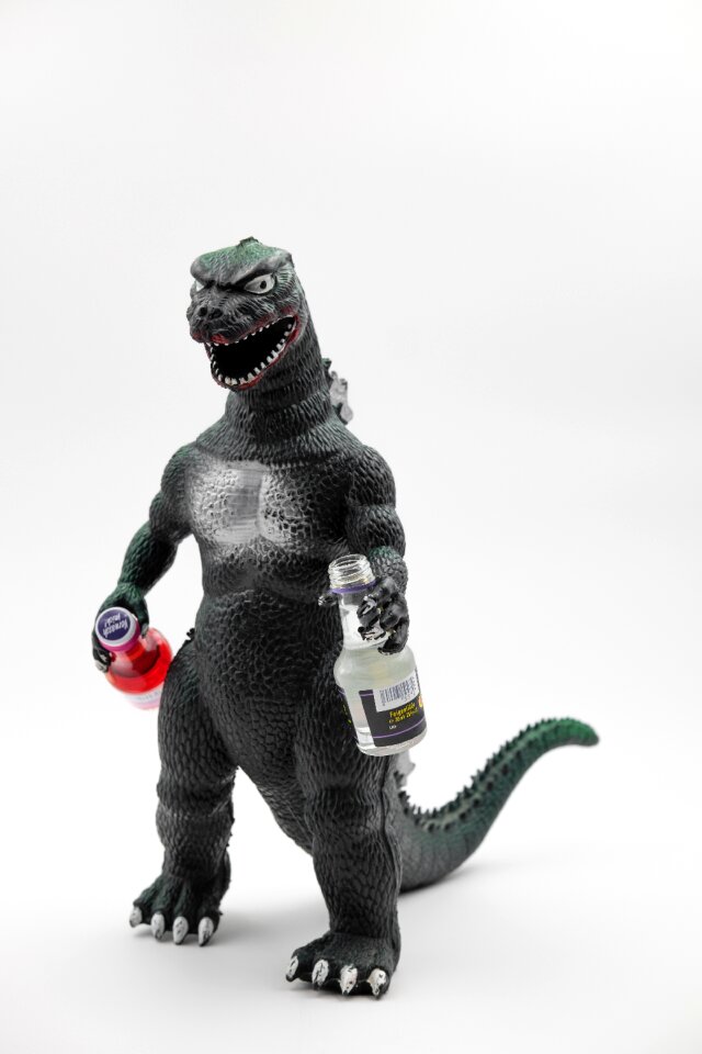 Liqueur godzilla figure