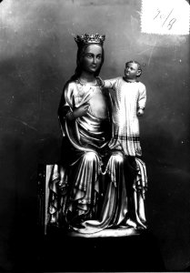 Photograph of a sculpture of the Virgin and child with a dove Cuypershuis 0689a (08)