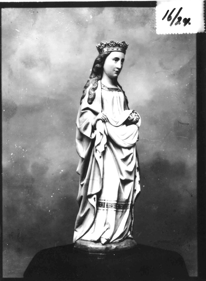 Photograph of a statue of a female saint Cuypershuis 0688d (23)