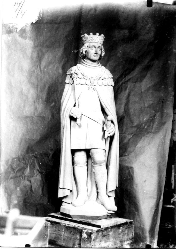Photograph of a statue of a knight of the Golden Fleece Cuypershuis 0686 (004)