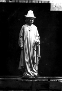 Photograph of a statue of a man Cuypershuis 0686 (042)