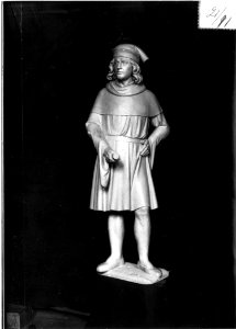 Photograph of a statue of a man Cuypershuis 0689b (11)